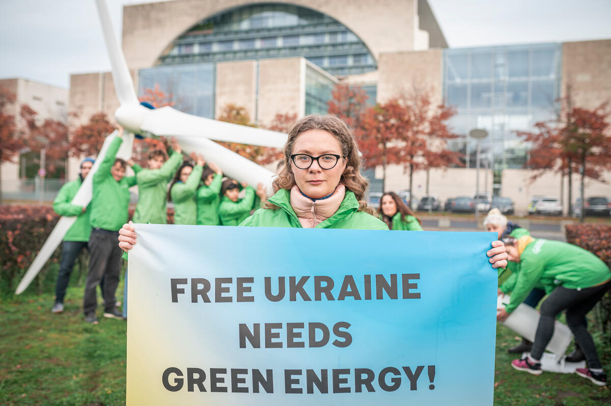 Demand of Renewable Energy for a Free Ukraine in front of the Bundestag in Berlin. © Paul Lovis Wagner / Greenpeace