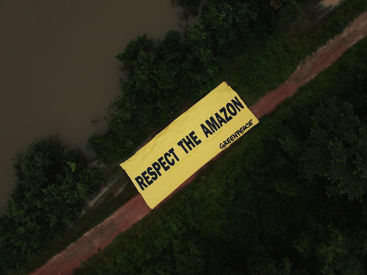 During a field activity with Kayapó leaders, Greenpeace Brazil launched a global campaign in defense of the Amazon, which joins forces with other organizations worldwide. As a milestone in this launch, a large banner with the message