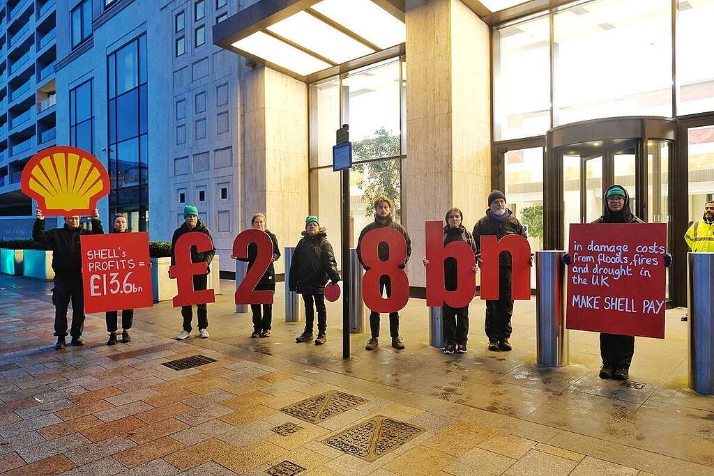 Protest outside Shell HQ in London. © Angela Christofilou / Greenpeace
