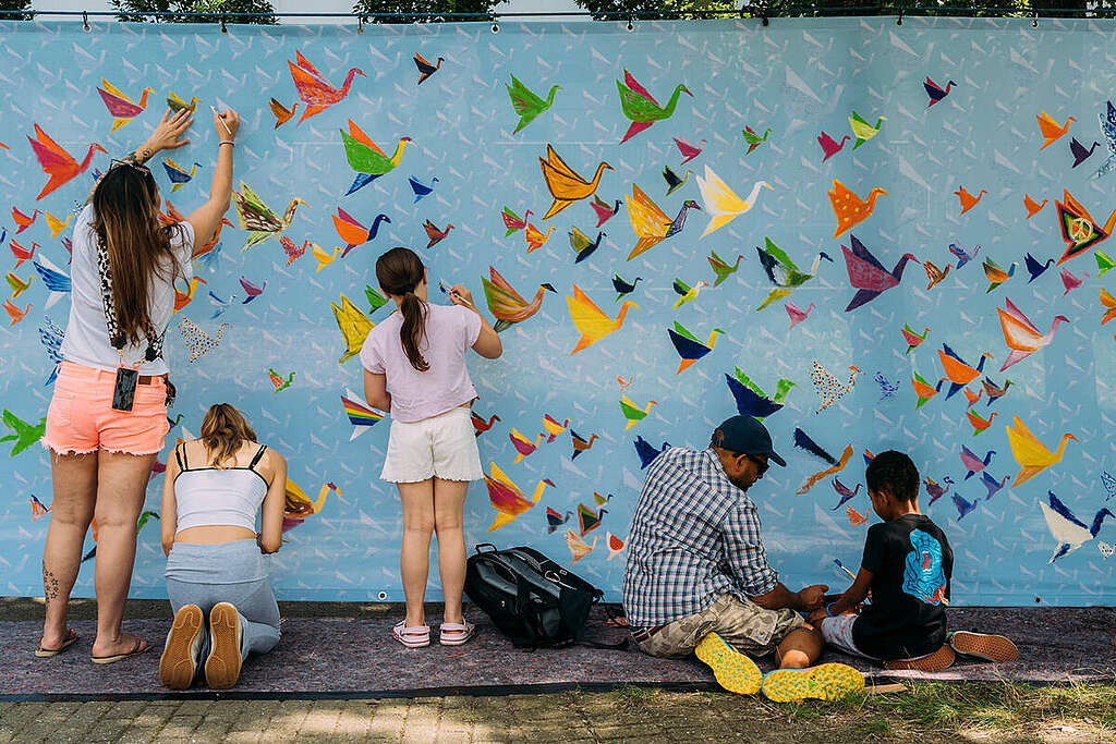 The Thousand Cranes Mural-Banner on Hiroshima Peace Memorial Day in Hamburg. © Jewgeni Roppel / Greenpeace