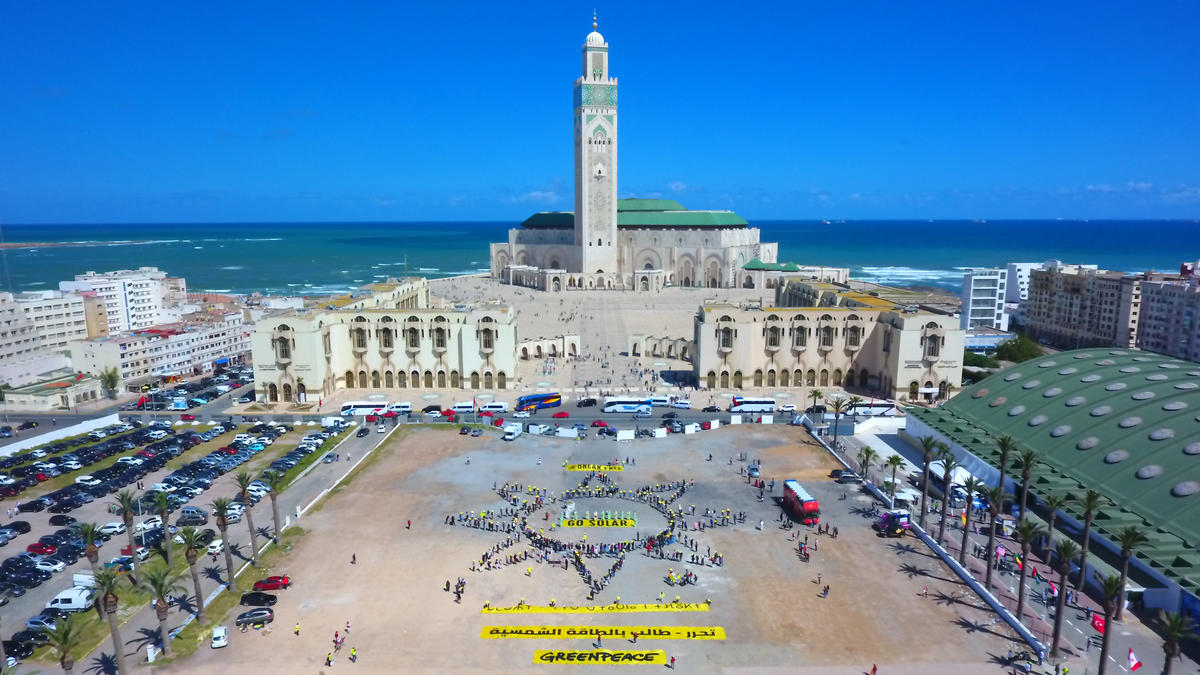 Break Free Go Solar Human Banner in Casablanca. © Azeddine Tedjini / Medina Street / Greenpeace