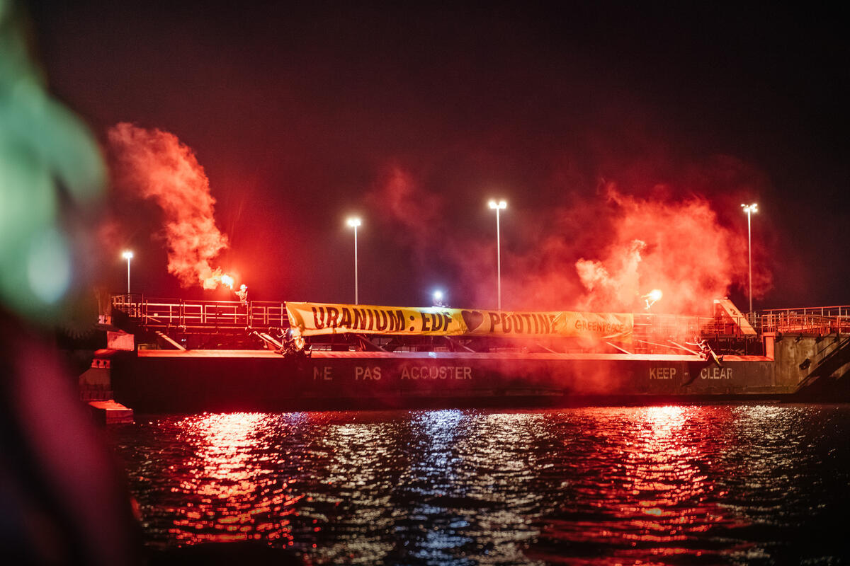 Greenpeace Blocks the Arrival of a Cargo Ship in Dunkirk. &copy; Lorraine Turci / Greenpeace
