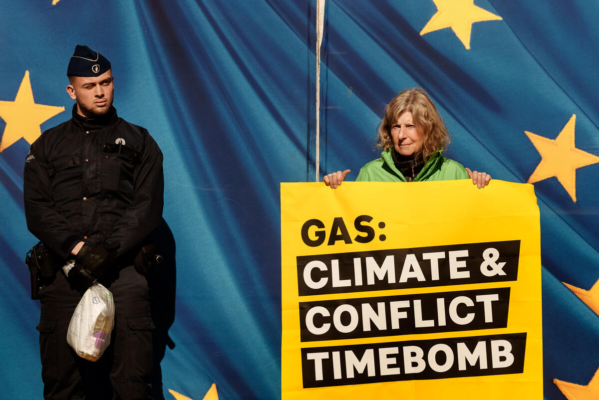 "Gas Fuels War" Giant Sticker at EU Commission in Brussels. © Eric De Mildt / Greenpeace