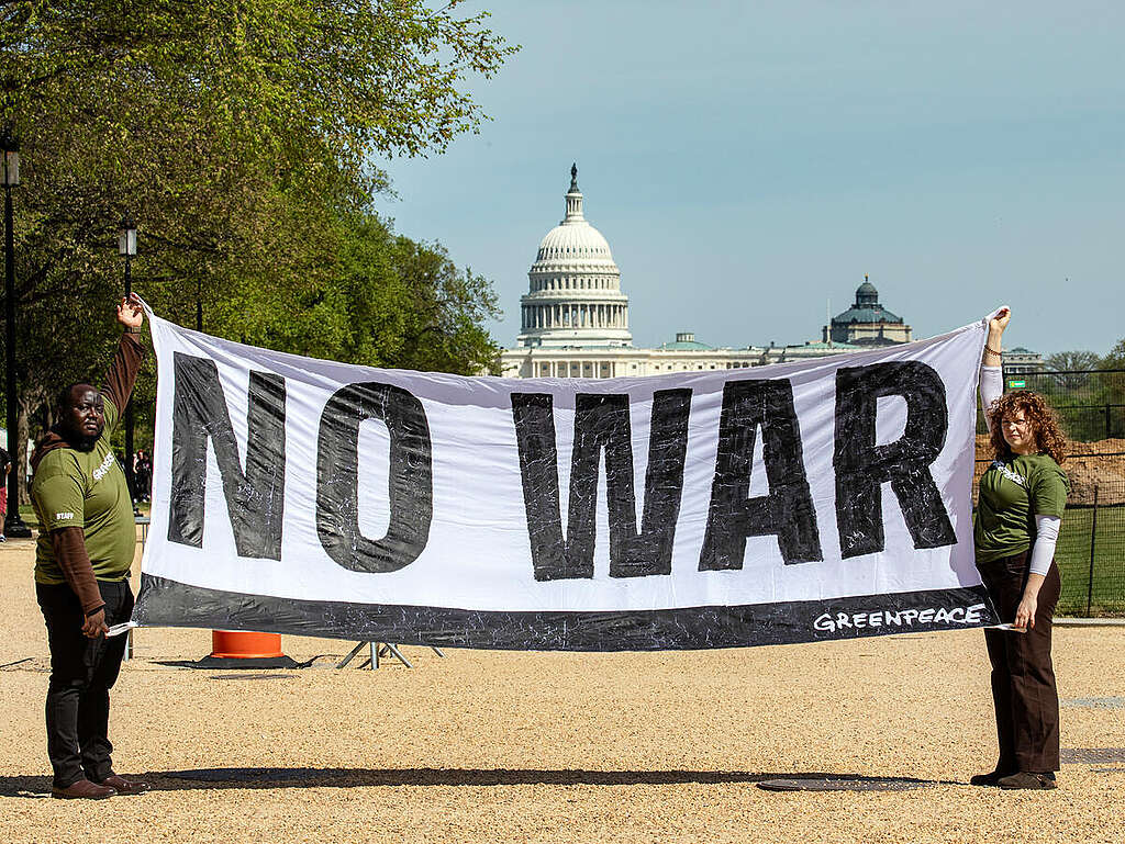 Activists with NO WAR Message at Capitol in Washington DC. &copy; Tim Aubry / Greenpeace
