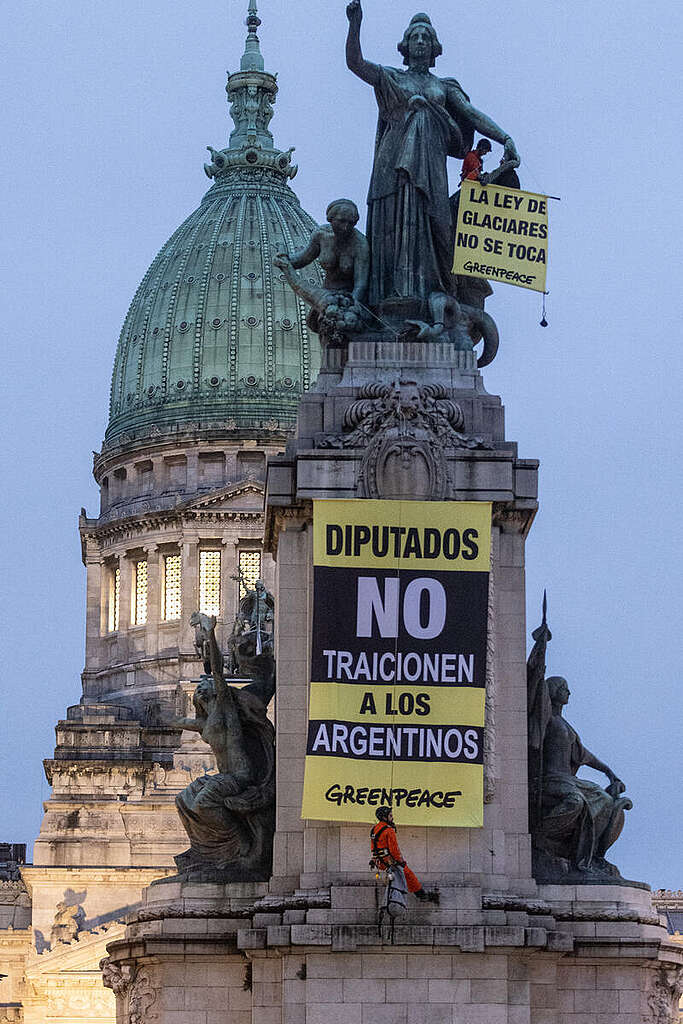 Protest in Support of the Glacier Law in Argentina. &copy; Sebastian Pani / Greenpeace