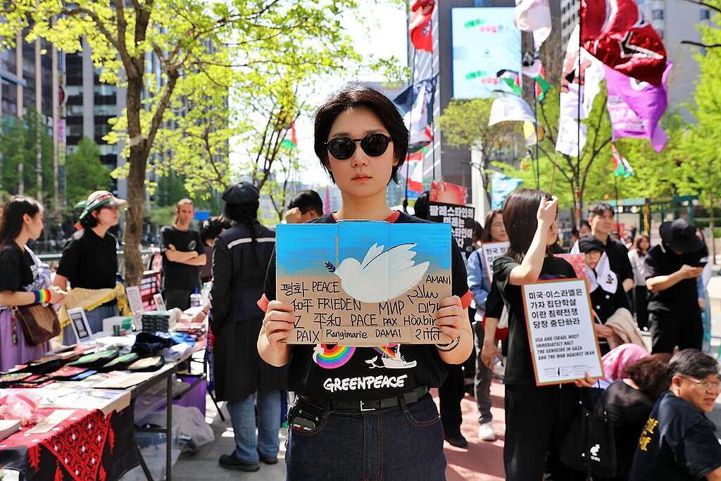 Activists Join the Call for Peace in Seoul. © Greenpeace