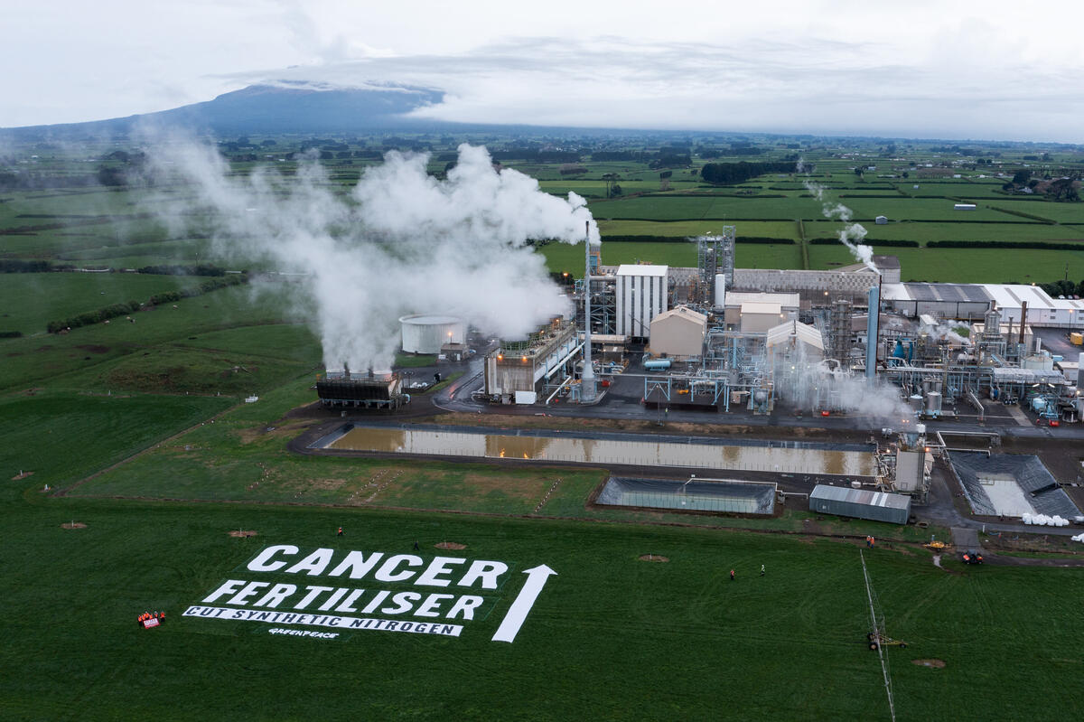Cancer Fertiliser Banner in South Taranaki, New Zealand. © Greenpeace / Ben Sarten