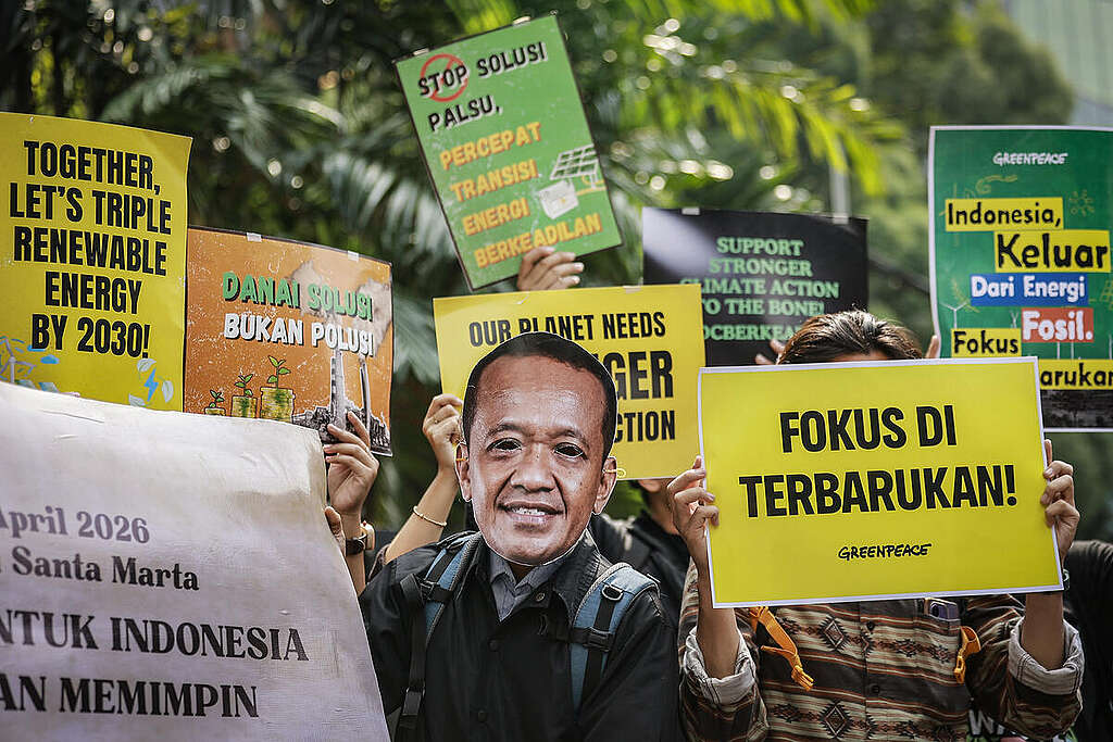 Peaceful Protest at Ministry of Energy & Mineral Resources Office in Jakarta, Indonesia. © Dhemas Reviyanto / Greenpeace