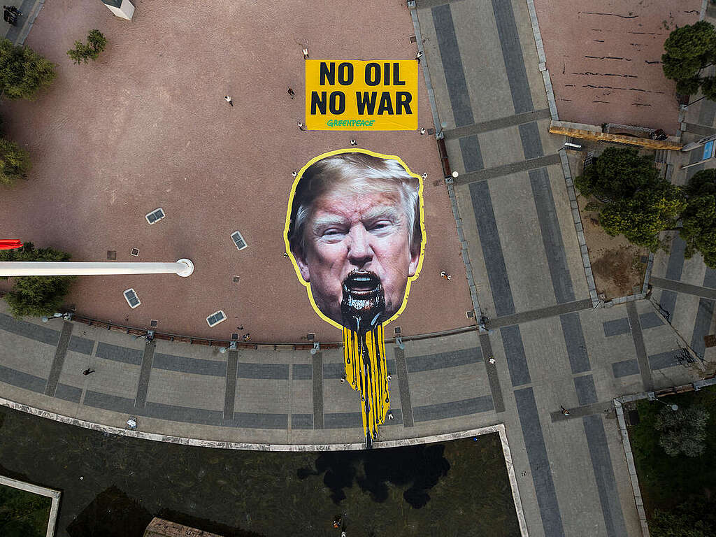 NVDA Trump Vomiting Oil - Action in Madrid. © Pablo Blazquez / Greenpeace