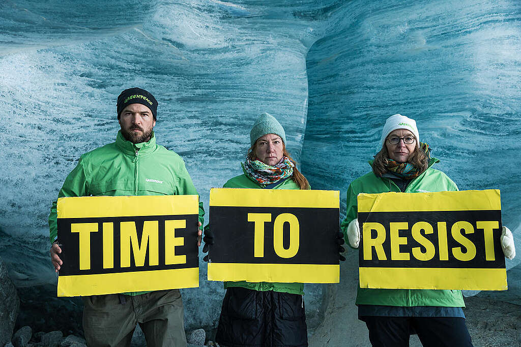 Solidarity against SLAPP Energy Transfer Lawsuit at the Morteratsch Glacier, Switzerland. © David Bürgisser / Greenpeace