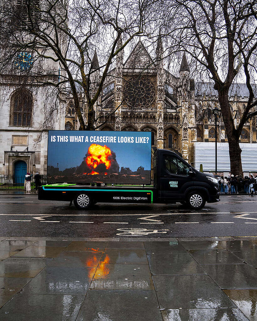 Electric Advan in London Highlights Violence in Gaza. &copy; Isabelle Rose Povey / Greenpeace