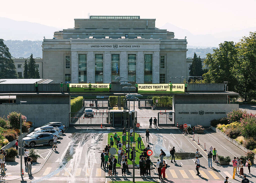 Painting Action Calls Out Big Oil’s Chokehold on Global Plastic Treaty Talks in Geneva. © Marie Jacquemin / Greenpeace