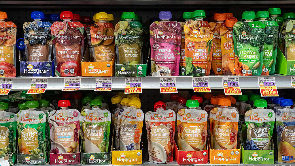 Baby Food Flexible Plastic Pouches in the US. © Tim Aubry / Greenpeace Baby Food Flexible Plastic Pouches in the US. © Tim Aubry / Greenpeace