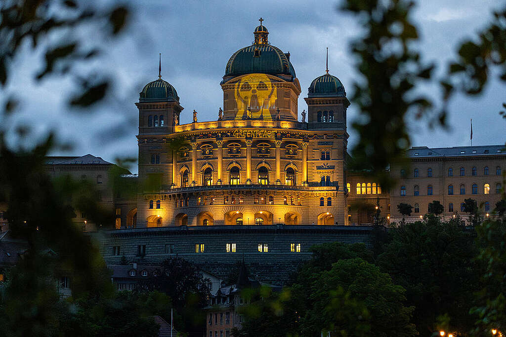 Nuclear Scream and Putin Projection on Swiss Federal Palace in Bern Greenpeace activists project two images onto the façade of the Swiss Federal Palace. The first is reminiscent of the famous painting "The Scream" by the Norwegian artist Edvard Munch and is designed to resemble the symbol for radioactivity. The second is an illustration showing Vladimir Putin’s face with a cooling tower for a nose.
Through their action, the activists aim to draw attention to the fact that a return to nuclear energy poses a threat to Switzerland.