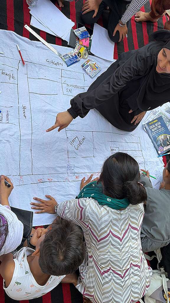 Community members pointed out at that markets on the maps with almost no tree cover and most vendors depended on tarpaulin sheets for shade in Delhi, India.