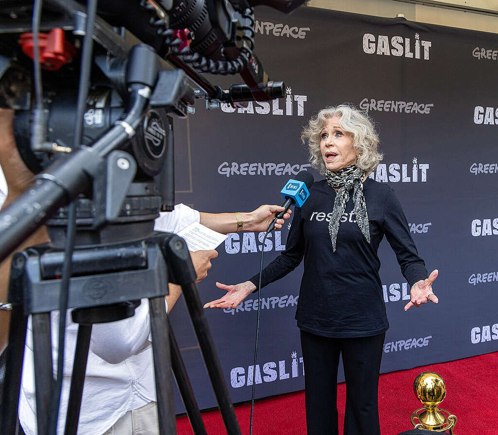 Gaslit Documentary Theatrical Release in New York Actor and activist Jane Fonda on the red carpet.Supporters, influencers, and members of the public joined Greenpeace USA to celebrate the theatrical release of its documentary GASLIT. The feature-length film followed actor and activist Jane Fonda as she traveled across the oil fields of Texas and Louisiana, visiting communities and hearing stories from those directly impacted by the petrochemical industry. Theatrical events were held in New York City, Los Angeles, Houston, TX, Washington, DC, New Orleans, LA, and Oakland, CA.