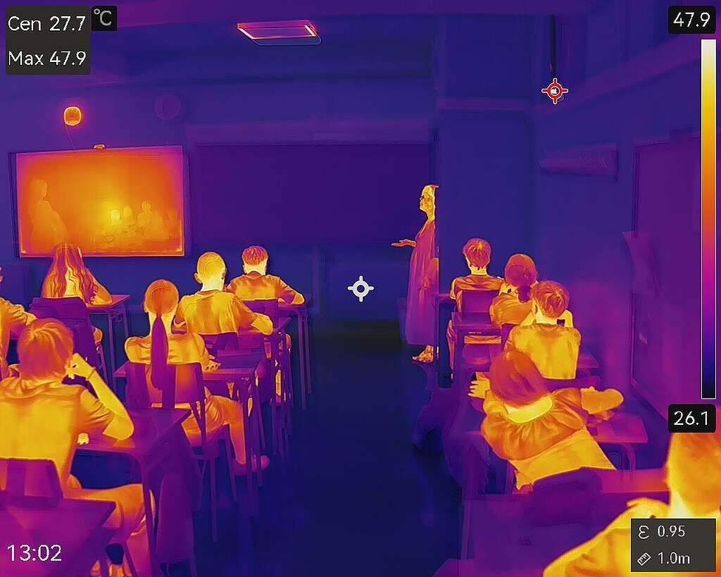 Heat in Schools in Ourense Highschool in Ourense, Galicia.Greenpeace has used a thermal camera to record temperatures far above recommended levels in public schools in Alicante, Barcelona, Madrid, Ourense, and Seville. This illustrates the heat endured by students and school staff during Spain's hottest days. The organization joins forces with other organizations in the sector to demand urgent measures for air conditioning in classrooms and schoolyards. In the face of increasingly intense and frequent heat waves, public spaces must serve as climate-controlled refuges to prevent the worst effects of climate change on the health of children, who are especially vulnerable to high temperatures.