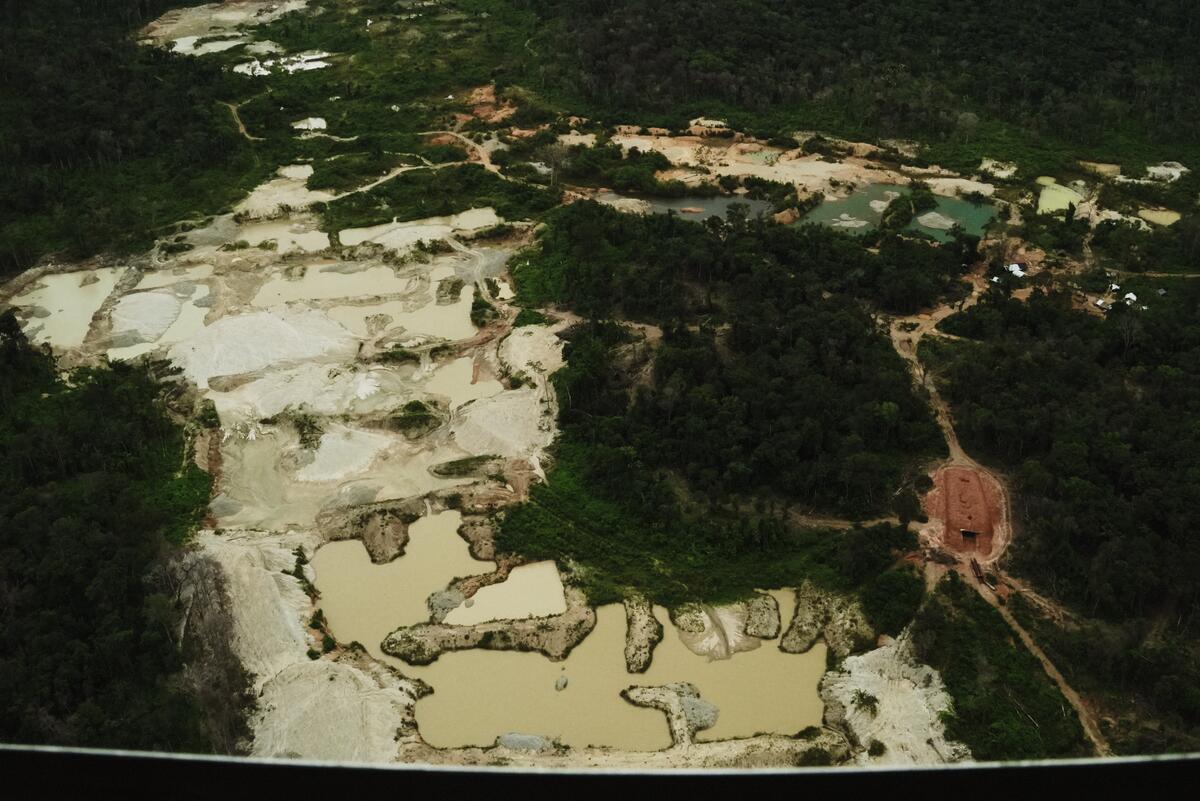 Field Expedition in the Kayapó Indigenous Land From March 16 to 21, 2025, Greenpeace Brazil and Greenpeace Germany, together with partners, carried out an agenda in the state of Mato Grosso to denounce the occurrence of mining in the Amazon Indigenous Lands. During the event, visits were made to Aldeia Piaraçu, in the Capoto-Jarina Indigenous Land, in addition to meetings with Chief Raoni at the headquarters of the Raoni Institute, in Peixoto de Azevedo, and with creative partners such as Damian Hardung and Domitila Barros. Overflights were also carried out to record photos and videos of mining, and production of support material for the global Respect the Amazon campaign and other institutional Greenpeace campaigns.