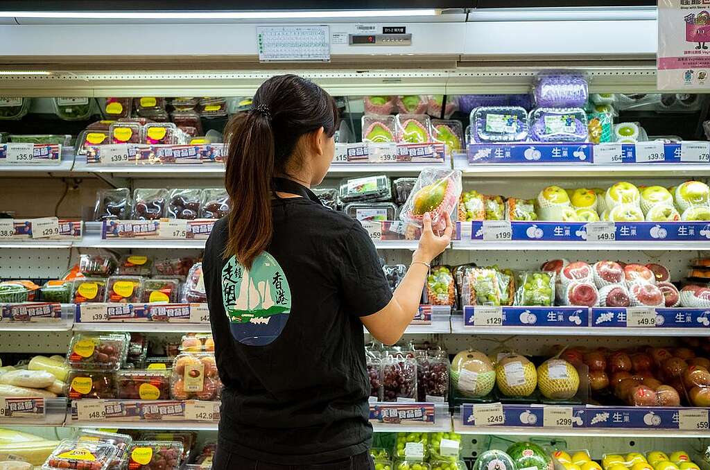 'Unwrap Our Grocery' Photo opp in Hong Kong Supermarkets In June and July 2019, Greenpeace Hong Kong visited 56 Hong Kong supermarkets from 12 chains and collected data on 12,141 items. Greenpeace survey finds that over 50% of extra plastic wrapping is made by the supermarket itself. Greenpeace urges the supermarkets to set up package-free zones to encourage the consumer to go plastic-free. Plus, supermarkets should examine the volume of plastic used and establish a timetable for plastic waste reduction.