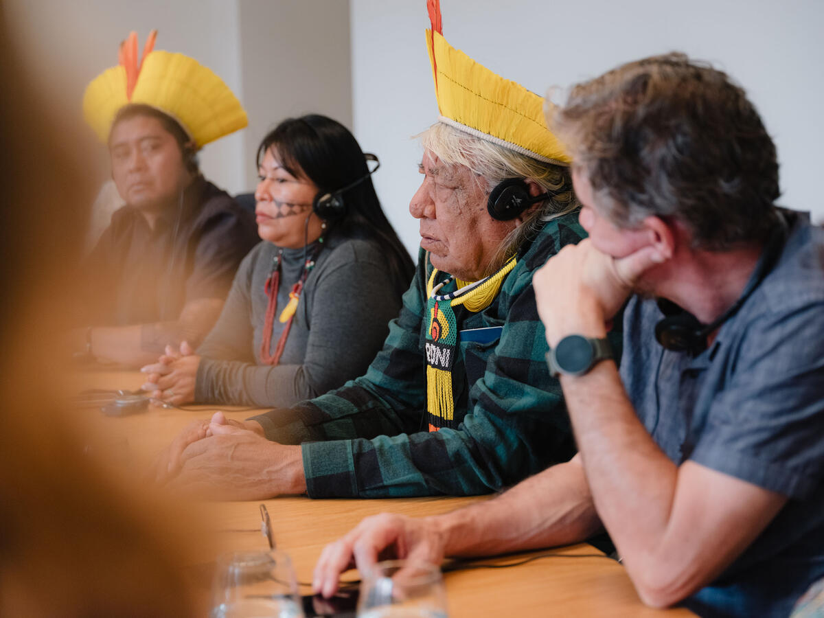 An Indigenous delegation from the Brazilian Amazon visits The Hague during their European tour. Alongside Eline Bosman (Program Director of Greenpeace Netherlands), the Indigenous leaders present the Amazon petition to Minister Jaimi van Essen (Agriculture, Fisheries, Food Security and Nature). The core message of the petition is: protect the Amazon rainforest and stand with the Indigenous peoples.