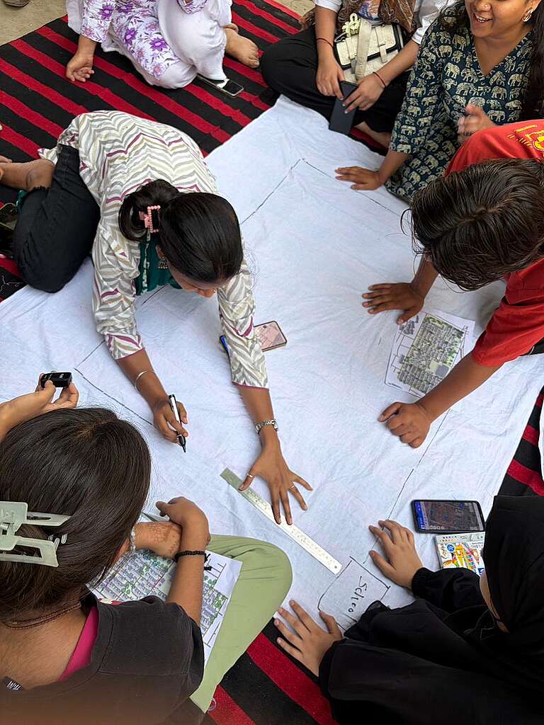 Community members pointed out at that markets on the maps with almost no tree cover and most vendors depended on tarpaulin sheets for shade in Delhi, India.