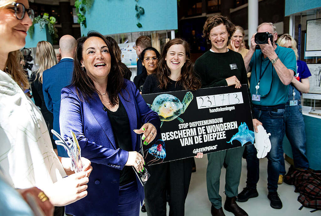 More Than 230,000 Signatures Delivered in The Hague against the Start of Deep-Sea Mining More than 230,000 people are calling for a halt to deep-sea mining before it even begins. They signed a petition by Greenpeace Netherlands, which was presented to the House of Representatives Committee for Climate and Green Growth during the week of World Oceans Day. Greenpeace wants the Netherlands to advocate for a precautionary pause on deep-sea mining in international waters. This means that deep-sea mining companies would not be allowed to begin operations as long as the consequences remain insufficiently understood.