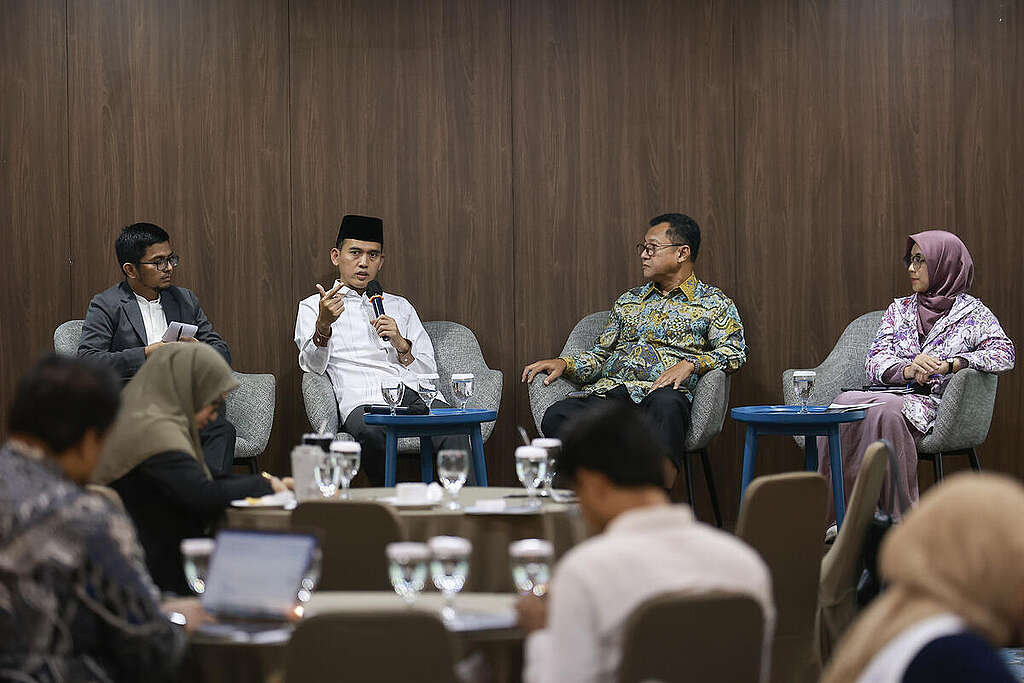 Public Discussion Reassessing Coal in Islamic Finance in Indonesia Deputy Chair of DSN-MUI for Fatwa Asrorun Niam Sholeh (second left), Greenpeace Indonesia Climate and Energy Campaign Manager Iqbal Damanik (left), Sharia Finance Expert and Lecturer at the Indonesia Banking School (IBS) Hayu Prabowo (second right) and Moderator Lisa Listiana (right) delivers a presentation at a public discussion Reassessing Coal in Islamic Finance: Ethical Imperatives for Divestment and Sustainability in Jakarta, Wednesday (15/7). Greenpeace Indonesia held a public discussion to welcome the release of the Reassessing Coal in Islamic Finance: Ethical Imperatives for Divestment and Sustainability paper in Indonesia. This paper encourages a reassessment on the tayyib principle of coal, which has negative impacts on health, the environment, and the economy, in the Islamic finance screening methodology. © Dhemas Reviyanto / Greenpeace