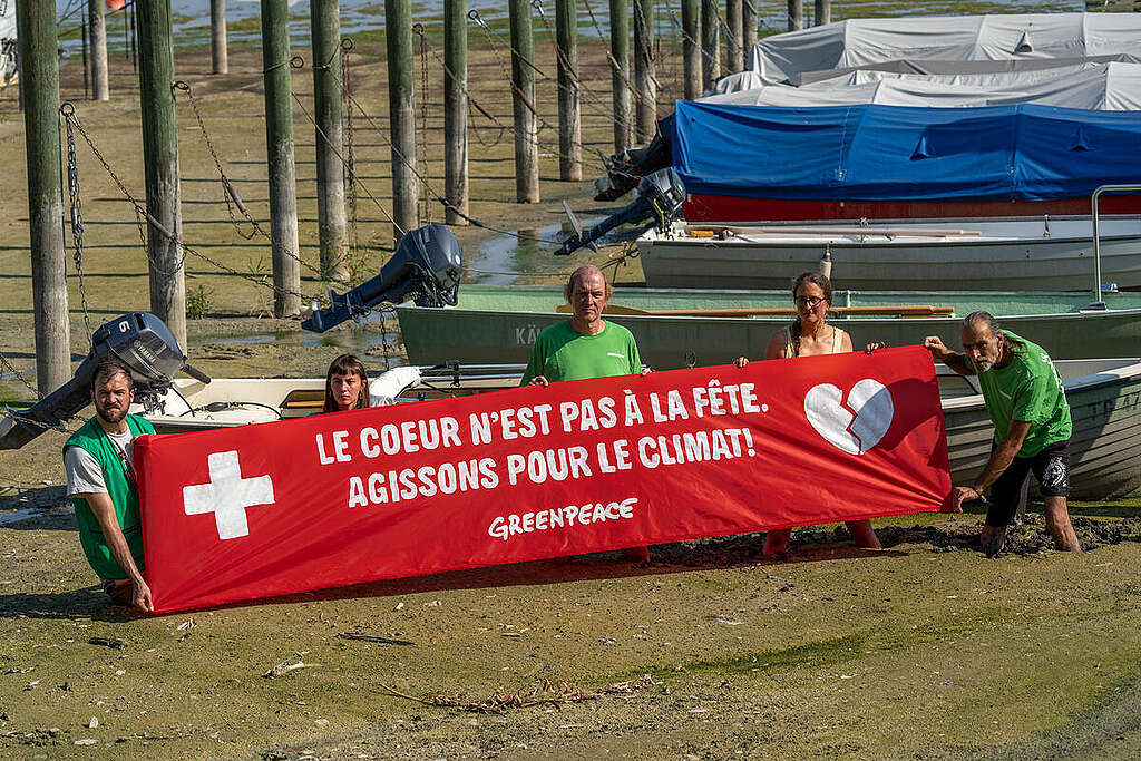 The drought in Switzerland is continuing and is casting a shadow over the National Day with bans on open fires and fireworks. This summer shows what lies ahead for us. Due to global warming, summer droughts and the risk of weather-related forest fires will continue to increase. Greenpeace activists are therefore in no mood to celebrate. On Thursday 30 July 2026, they unfurled a banner on the shores of Lake Constance at Mannenbach-Salenstein harbour bearing the slogan ‘No reason to celebrate. Climate action now!’. They are calling on Switzerland to finally acknowledge the climate crisis and take appropriate action: 100 million Swiss francs are needed for immediate measures to tackle heatwaves and protect the climate.