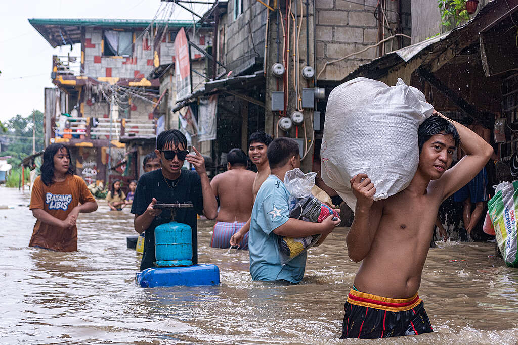 GettyImages-2290394012 Residents evacuate to higher grounds with their belongings in Barangay Sta Ana, San Mateo, Rizal, Philippines, on August 17, 2026, as rising floodwaters caused by the enhanced Southwest Monsoon continue to affect most of Luzon for two weeks. The Southwest Monsoon (Habagat) and a Low Pressure Area are expected to bring frequent rains, cloudy skies, and scattered thunderstorms to Metro Manila and large parts of Luzon and the Western Visayas