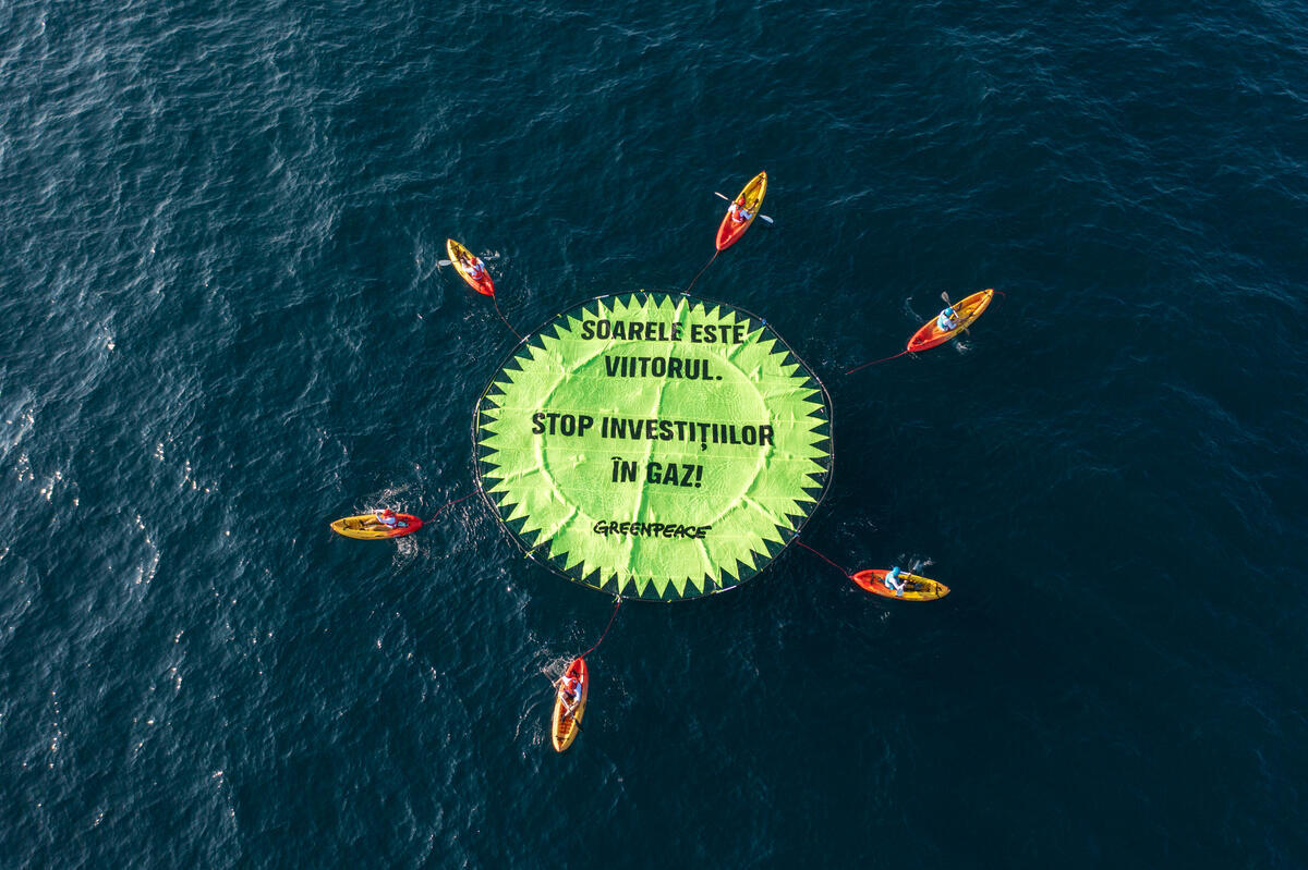 Greenpeace activists from Romania, Austria, Slovenia, and Slovakia aboard the Arctic Sunrise carried out a peaceful protest in the international waters of the Black Sea, calling for the deployment of safe renewables over risky gas projects. Deploying a 11-meter floating banner, they highlighted how offshore gas extraction in the Black Sea is highly vulnerable to military attacks and cannot guarantee energy security, while posing grave risks to marine ecosystems.