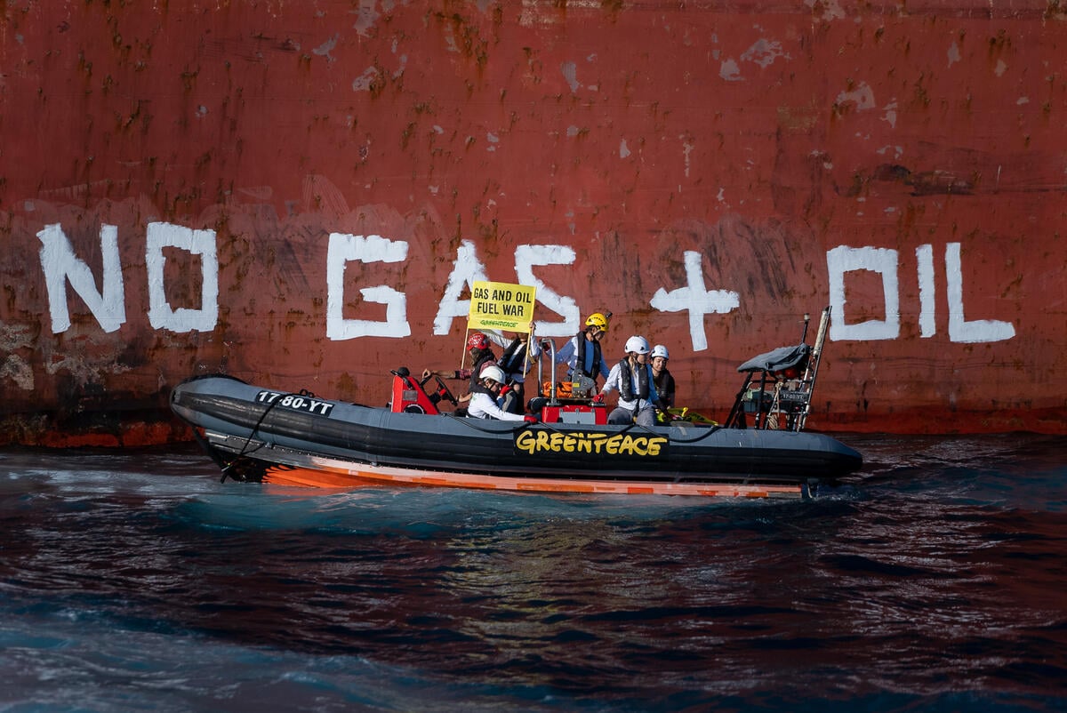 Gas and Oil Kill: Greenpeace Activists Paint Message on Russian Shadow Fleet Tanker in the Black Sea. © Ruslan Vakrilov / Greenpeace