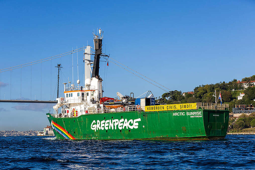 Arctic Sunrise Passes the Bosphorus As Greenpeace's iconic ship, the Arctic Sunrise, passed through the Bosphorus, activists on board unfurled a banner reading 'Phase out coal, now!'.The Arctic Sunrise shared a message in Turkish via the Bosphorus as it returned from a Black Sea tour organised by Greenpeace's Central and Eastern Europe office to highlight the dangers of fossil fuels and promote renewable energy.