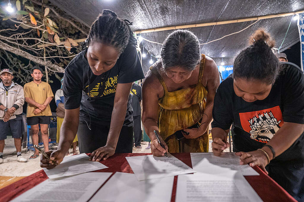 Indigenous Peoples from Cameroon, Amazon Brazil and Malaysia sign the  Declaration of Arborek, together with Indigenous people of Papua during the Raja Ampat Indigenous Grand Assembly in Arborek island, Raja Ampat, Southwest Papua. To celebrate the International Day of the World’s Indigenous Peoples, and to support their movement to protect their land, Greenpeace and USBA hold a series of events at  Arborek island in Raja Ampat, Southwest Papua. This is also a follow-up to the #SaveRajaAmpat campaign and the Indigenous Senate Assembly, which resulted in eight main demands.