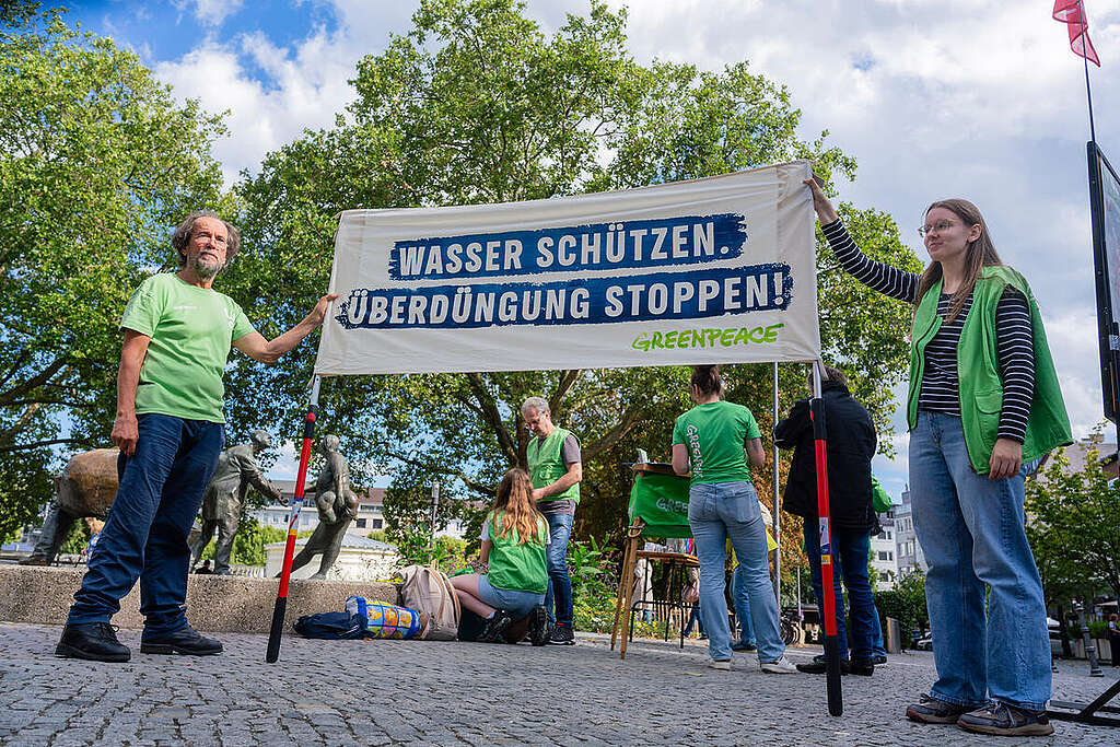 Group Action Day for Water Pollution in Aachen Greenpeace groups across Germany draw attention to the pollution of rivers, lakes and drinking water caused by over-fertilisation at a group action day, here in Aachen. At a symbolic drink station featuring a wheel of fortune, they provide information about nitrate pollution in water. The activists also call on people to use the test kits provided to check private wells, streams and rivers for nitrate levels over the coming months. To kick off the so-called 'crowd research' initiative, activists demonstrate the water tests on site and explain the procedures.