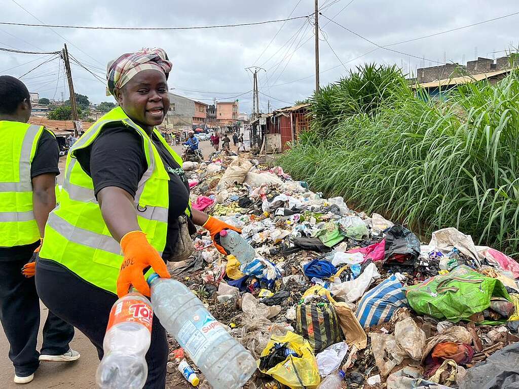 Eco jogging to raise awareness against plastic - Yaoundé, Cameroon (PHOTOS) Fifteen volunteers from Yaoundé took part in an ecological march alongside the CNEDD association to raise awareness and collect plastic waste. After the march, the participants debated the topic of plastic.