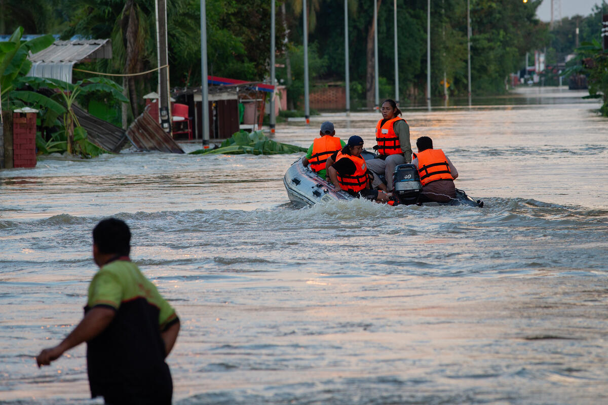 Flooding in Chachoengsao, Thailand Greenpeace Thailand staff and volunteers support communities affected by severe flooding in Chachoengsao Province, Thailand. The flooding, which began affecting the province on 25 September, has impacted 11 districts and more than 23,790 households.While communities in Chachoengsao are already facing the impacts of extreme weather and the climate crisis, a new 540 MW fossil gas power plant, the Burapha Power project, is planned in the province. Local communities have raised concerns about its potential impacts on water resources and air pollution, as well as the additional greenhouse gas emissions that would contribute to the climate crisis.Greenpeace Thailand calls on major polluters to take responsibility for the climate impacts they have contributed to, and urges the Thai government to stop further fossil fuel expansion and accelerate a just transition to renewable energy.