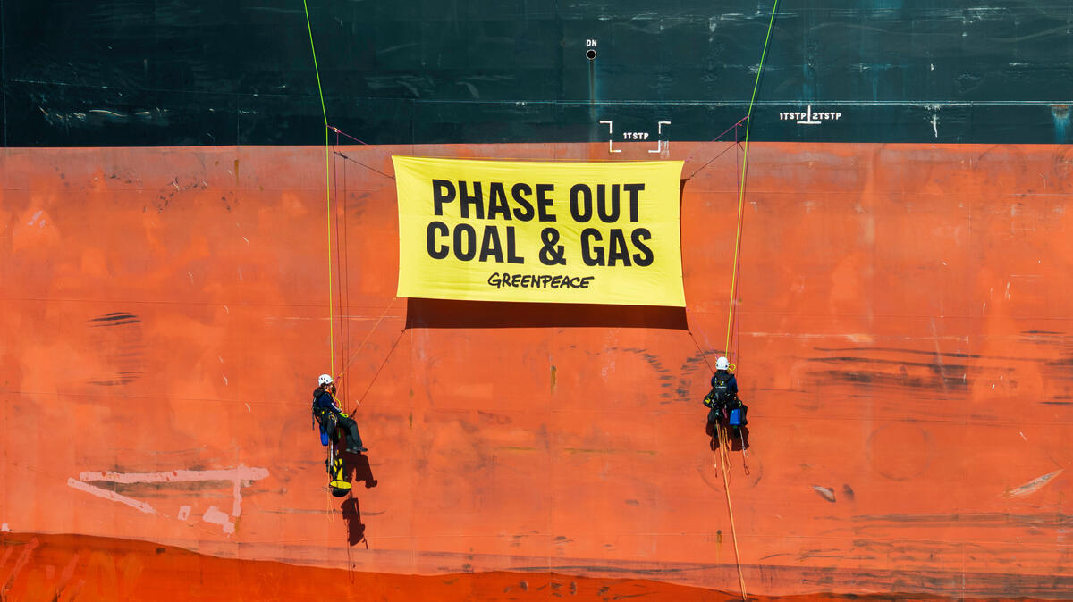 Rising Tide: Activists Block Coal Ship from Entering Port in Newcastle, Australia Greenpeace Australia Pacific activists have scaled and blocked the coal ship Yangze 16, bound for the world’s largest coal port, the Port of Newcastle, during the Rising Tide People’s Blockade, deploying a banner with a message to the Australian government: “Phase Out Coal and Gas”.