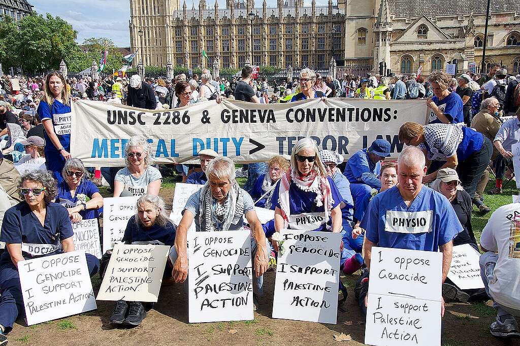 Palestine Action Protest (London, Sep 2025) Protesters, including people wearing medical scrubs, oppose the Palestine Action ban outside Parliament in London, 6 September 2025. Photo: indigonolan, CC BY 4.0, via Wikimedia Commons.