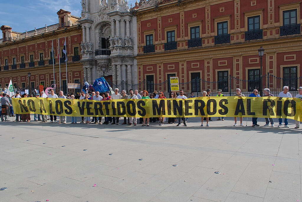 Protest in Seville to Stop Mining Waste into the Guadalquivir (Aznalcóllar) A massive mobilization of civil society and institutional groups including Greenpeace Spain is demanding that the Regional Government of Andalusia immediately revoke the permits for toxic discharges into the river's estuary.Organizations warn of the risk of turning the Guadalquivir into a