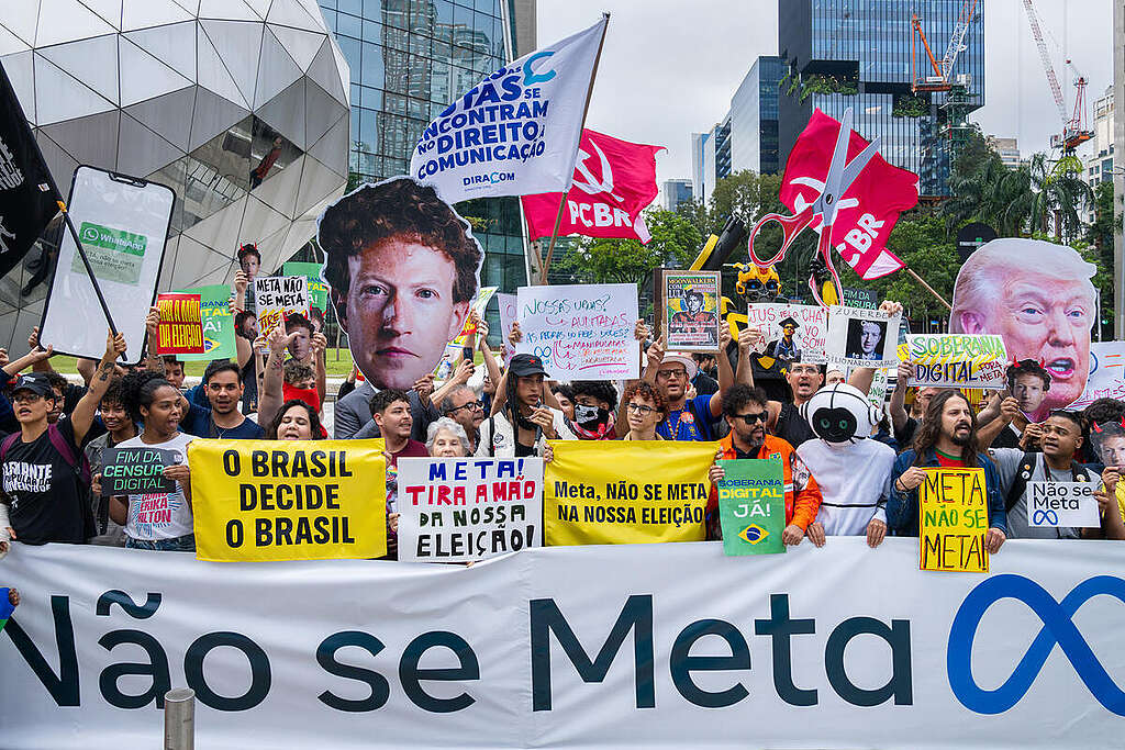 Meta, Don't Meddle in Our Election! - Activity in Brazil Less than a week before the elections, Greenpeace Brazil joined hundreds of activists and civil society organizations at Meta's headquarters in São Paulo (Meta Platforms is an American multinational technology company) in a peaceful protest to send a clear message: Meta, keep your hands off our election! Thousands of complaints compiled by the CTRL+Z organization exposed serious failures on Meta's platforms that are interfering with Brazil's elections, manipulating social media, and threatening our democracy. We don't need anyone meddling in our choices. We urgently need regulation of Big Tech! Brazil decides Brazil's future.