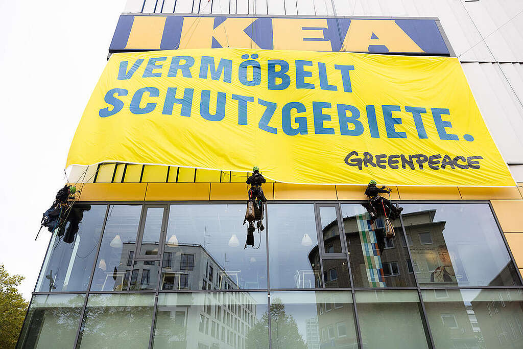 Greenpeace activists protest against the destruction of ecologically valuable forests outside the Ikea store in Hamburg-Altona. Two oversized figures, styled after the stick figures from Ikea's assembly instructions, are positioned with saws as if they were cutting down the trees in front of the store. At the same time, Greenpeace climbers have unfurled a banner on the furniture store's facade reading 