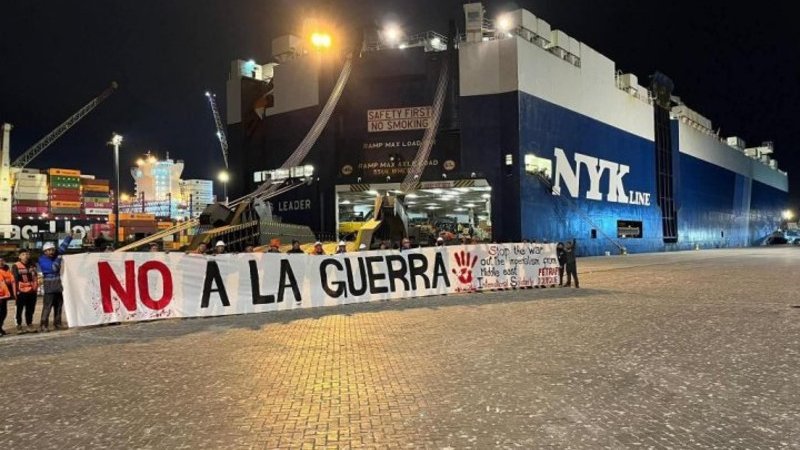 Dockers Chile Protest An anti-war protest at the port of Iquique, Chile, June 2025. The banner reads