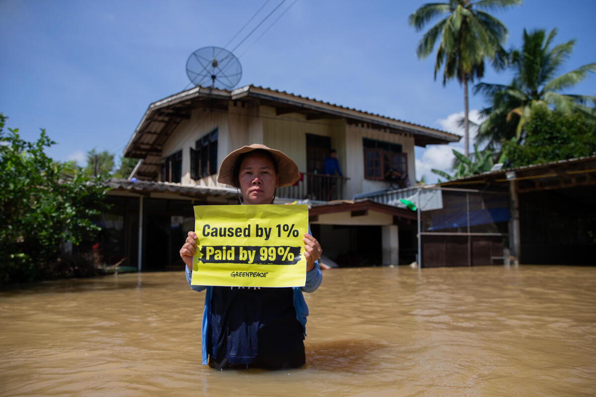 Flooding in Chachoengsao, Thailand Greenpeace Thailand staff and volunteers support communities affected by severe flooding in Chachoengsao Province, Thailand. The flooding, which began affecting the province on 25 September, has impacted 11 districts and more than 23,790 households.While communities in Chachoengsao are already facing the impacts of extreme weather and the climate crisis, a new 540 MW fossil gas power plant, the Burapha Power project, is planned in the province. Local communities have raised concerns about its potential impacts on water resources and air pollution, as well as the additional greenhouse gas emissions that would contribute to the climate crisis.Greenpeace Thailand calls on major polluters to take responsibility for the climate impacts they have contributed to, and urges the Thai government to stop further fossil fuel expansion and accelerate a just transition to renewable energy.