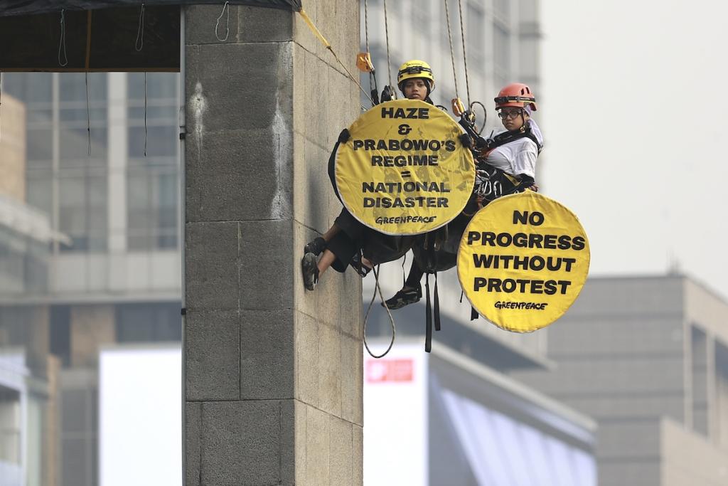 Greenpeace Indonesia activists unfurled two giant banners from the top of the Welcome Statue at the Hotel Indonesia Roundabout, Central Jakarta. One banner facing north read: “Take Action on the Climate Crisis, Bring Down the Cost of Living” faced north toward the Presidential Palace. The other, reading “Disasters Are Getting Worse, the People Are Struggling, What Is the Government Doing?”, faced south of the roundabout.

Various disasters driven by the climate crisis have marked the first two years of the Prabowo–Gibran administration, from forest fires to flooding were handled badly and threatened people’s lives and livelihoods. Amid the celebrations marking two years in office, millions of people are struggling to cope with the impacts of an increasingly tangible climate crisis, while the cost of living continues to rise.