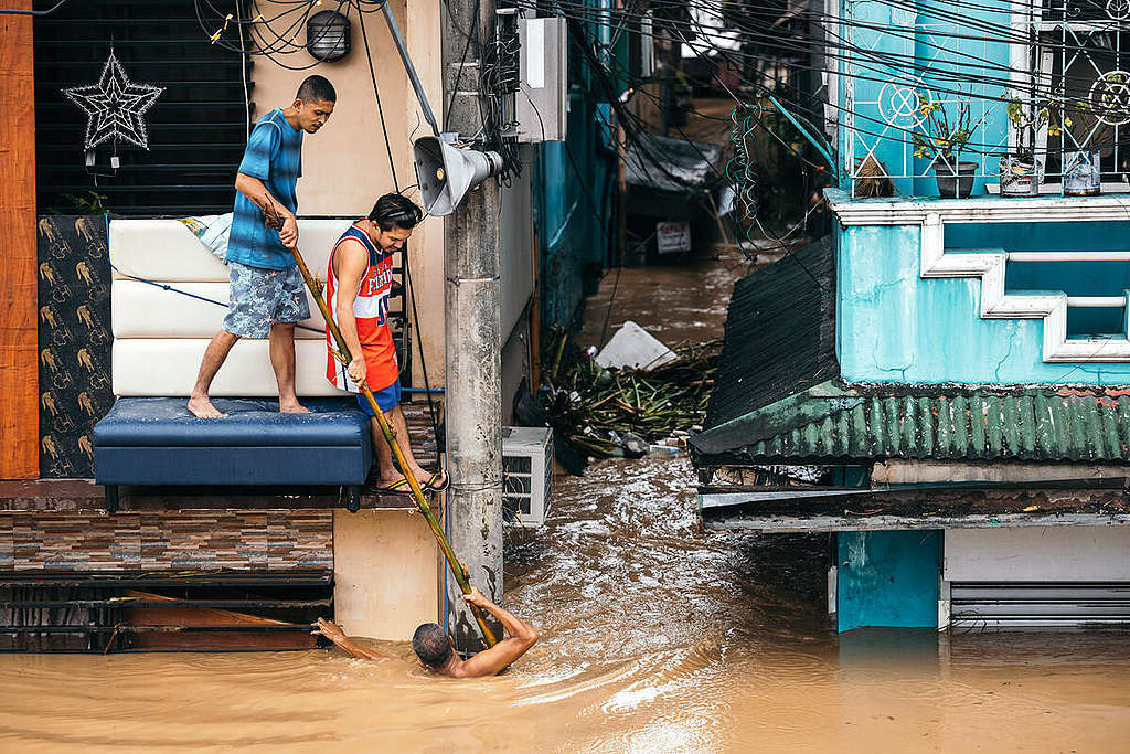 Typhoon Vamco Aftermath in Manila.   © Jilson Tiu