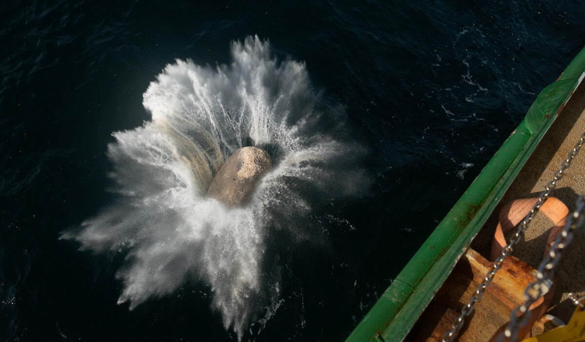 A boulder falls into the North Sea from the Greenpeace ship, Esperanza. © Suzanne Plunkett / Greenpeace