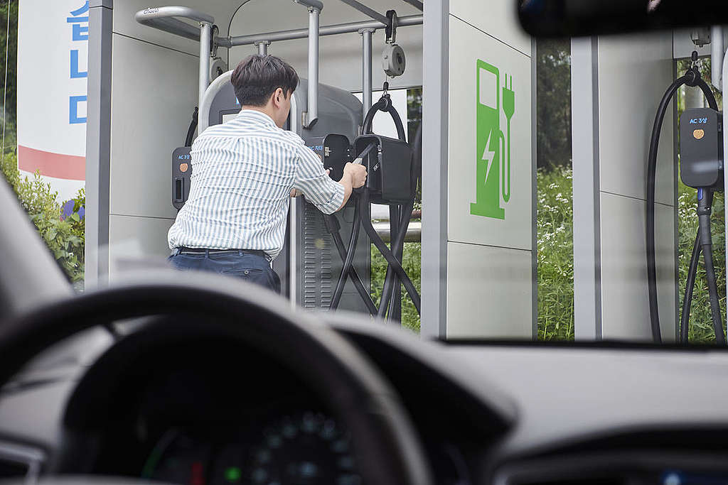 Electric Cars at Charging Station in South Korea. © Jung-geun Augustine Park / Greenpeace