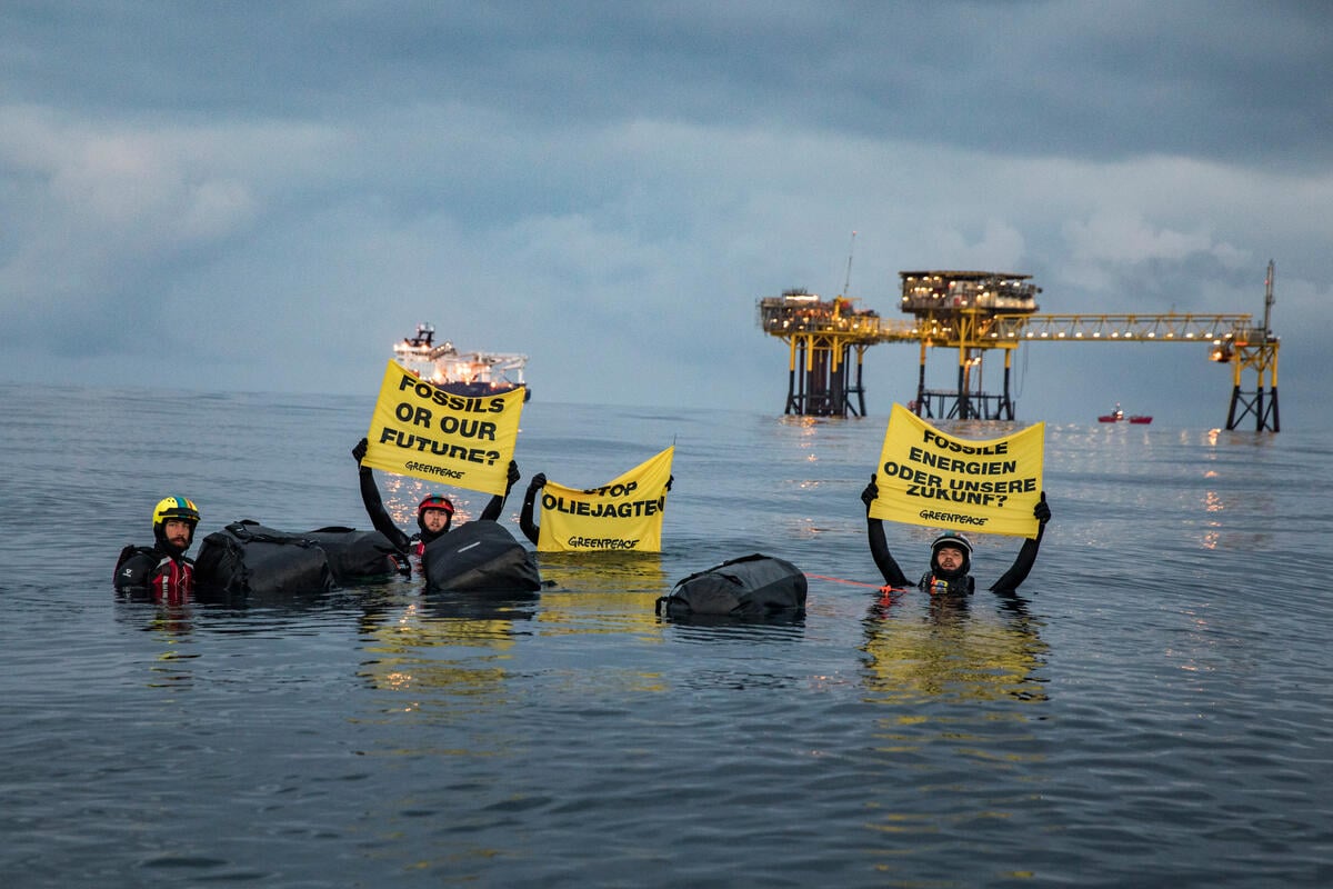 Project North Sea: Activists Swim to Oil Rig in Denmark © Andrew McConnell / Greenpeace