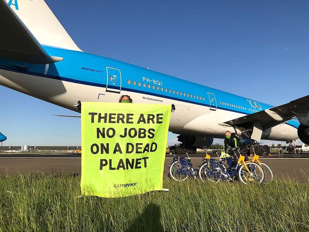 Activists Demand Climate Conditions Bailout at Schiphol, Amsterdam. © Myrthe Verweij / Greenpeace