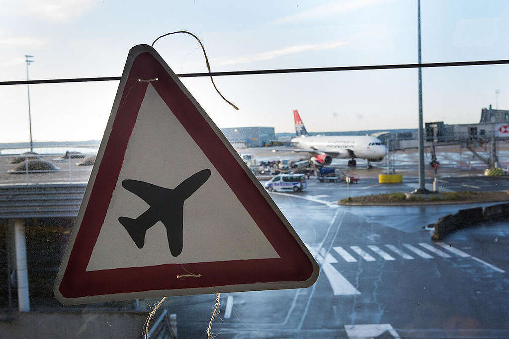 Air Traffic Protests at Roissy-Charles de Gaulle Airport. © Jean Nicholas Guillo / Greenpeace